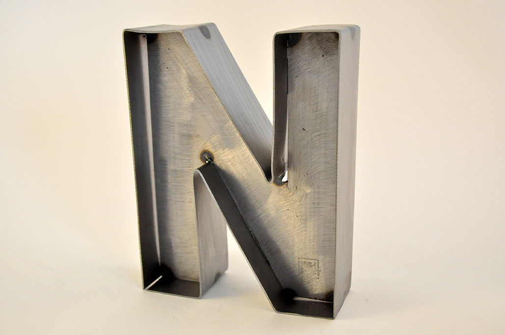 Metall Buchstabe N 15 cm Retro
