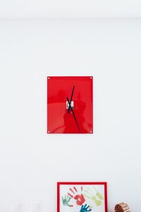 Feinrost Upcycling Wanduhr rot Überblick, Metall mit altem Uhrwerk