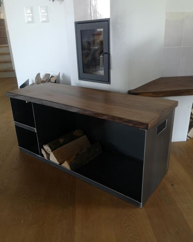 Es wird kalt und die Holzlager gehören aufgefüllt. Wie zum Beispiel diese edle Holzlagerbank aus edler Schwarznuss und Schwarzstahl. Zwei kleine Fächer für Anzündholz und sonstiges.
🔸 Metall-Unikate aus Kärnten. 
✉️ info@feinrost.at
💻 www.feinrost.at
📲+436767101444
______________________________
 #massanfertigung #handmade #unikat #kundenwunsch #madeinaustria #feinrost  #upcycling #upcycle #alteisen #metall 

#feinrostimgarten #sitzbank #bank #holzlager #metallbank #holzlagerbank