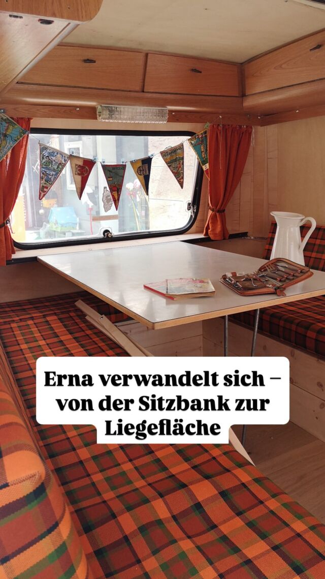Die Verwandlung von Erna. Von der Essgruppe zum Bett 190x190cm. 

Ein paar Handgriffe – und schon wird aus der Sitzbank eine gemütliche Liegefläche.

Erna, unser Eriba Wohnwagen aus 1984, hat nicht nur Retro-Charme, sondern auch eine Zirbenholz-Einrichtung, die nach Urlaub riecht.
Ideal für ein Wochenende am See, eine kleine Auszeit oder einfach, wenn man mal raus muss.

👉 Jetzt anfragen und losrollen – Link in der Bio oder einfach direkt schreiben.

______________________________
Bullimietbar.
DAS Highlight für DEIN Event direkt aus Kärnten🇦🇹. 
✉️ office@bulli-mietbar.at
💻 www.bulli-mietbar.at
📲+436767101444
______________________________
#erna #ernaderanhänger #ernaausderbullimietbarflote #ernaontour #bullimietbarflotte #bullimietbar #urlaubammeer #wohnanhängermieten #wohnwagen
#wohnwagenliebe #eriba1984 #zirbenholz #retrocamping #urlaubwiedamals #bulliundwohnwagen #wiengehtcampen #auszeitmitstil #vanlifeösterreich